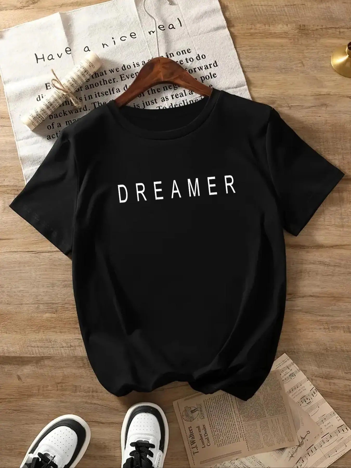 Women's "DREAMER" Letter Print Round Neck Tee, Fashion Casual Crew Neck Short Sleeve T-shirt for Daily Holiday Vacation Outdoor Wear, Ladies Clothes for All Seasons